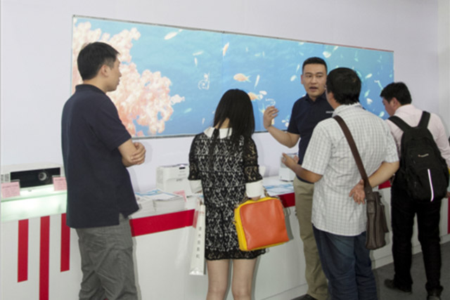 理光攜超短焦投影機(jī)及電子白板產(chǎn)品助力互動(dòng)課堂 理光攜超短焦投影機(jī)及電子白板產(chǎn)品助力互動(dòng)課堂